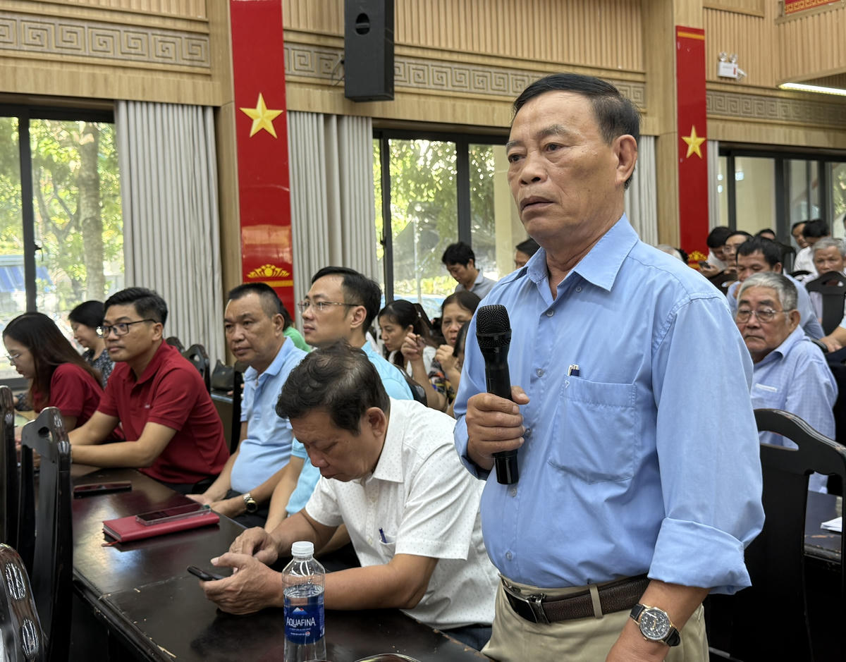 Cử tri Nguyễn Bá Đào chia sẻ về ý định quy hoạch 5 hòn đảo nhân tạo lấn vịnh Đà Nẵng. Ảnh: Nguyễn Tú.