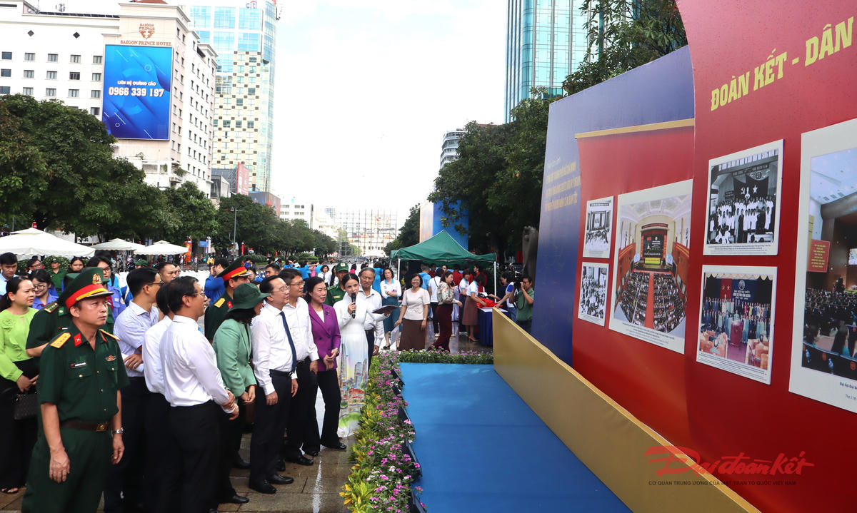 Đại biểu tham quan triển lãm. Ảnh: Hồng Phúc.