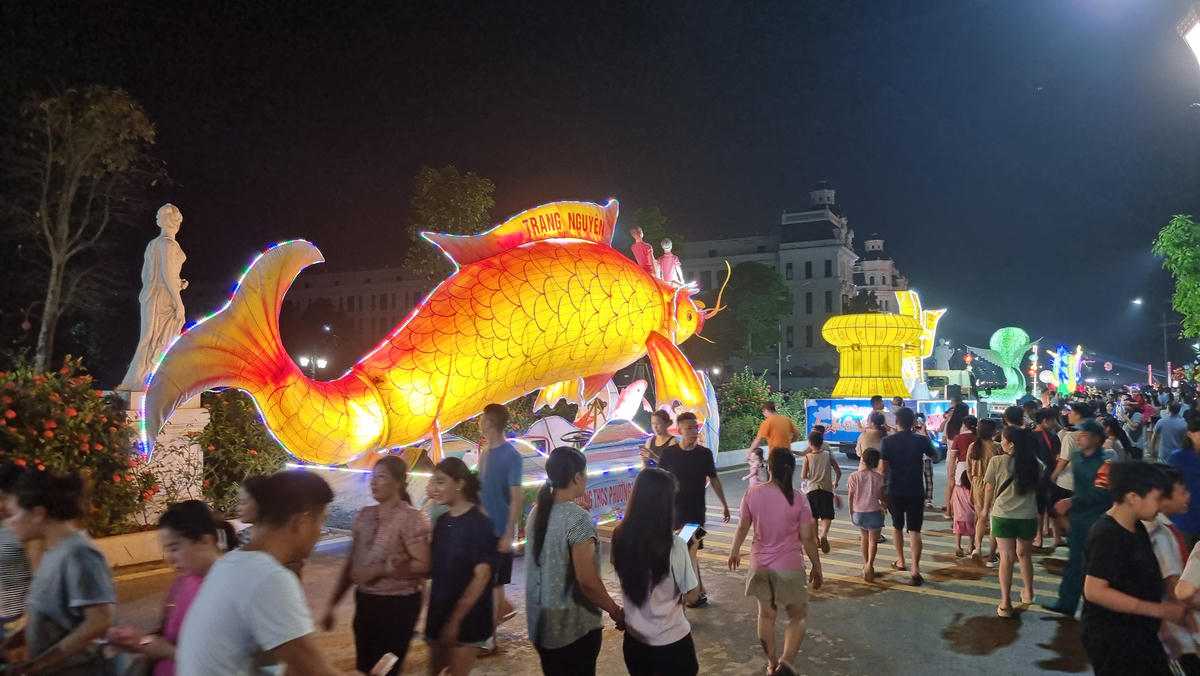 Cá chép hóa rồng thể hiện cho khát vọng không chỉ của riêng người Thái Nguyên, mà là của cả Việt Nam với ước vọng quê hương, đất nước thịnh vượng, giàu mạnh. Ảnh: Toán Nguyễn.