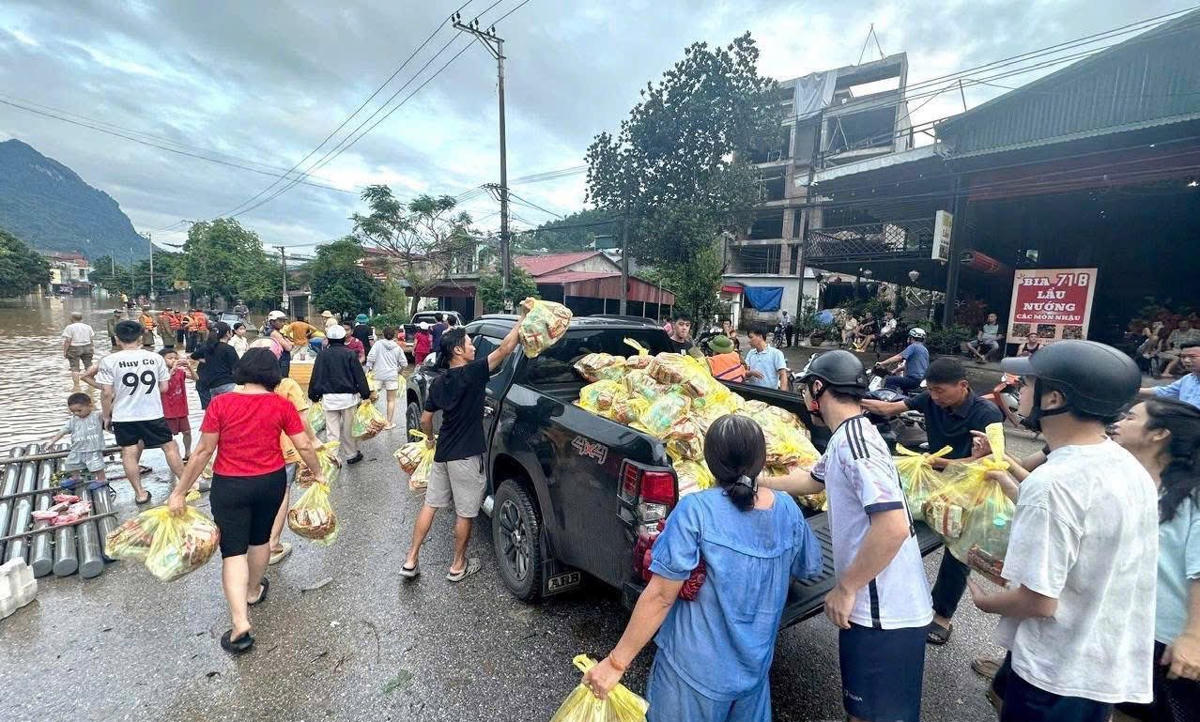 Những ngày qua, các lực lượng chức năng khẩn trương khắc phục hậu quả lũ lụt, cứu trợ, tiếp tế cho nhân dân vùng lũ ở phường Hà Giang. Ảnh: Vũ Mừng - Đức Sơn
