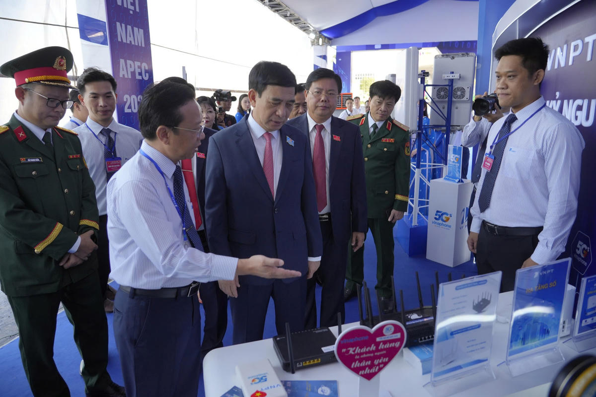 Đại tướng Phan Văn Giang tham quan triển lãm tại Đại hội đại biểu Đảng bộ tỉnh An Giang lần thứ I, nhiệm kỳ 2025-2030. (ảnh: BTC)