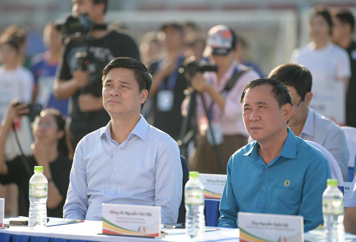 Ông Ngọ Duy Hiểu (trái), Phó Chủ tịch Tổng LĐLĐ Việt Nam, Trưởng Ban Chỉ đạo giải tại lễ khai mạc. Ảnh: N. T