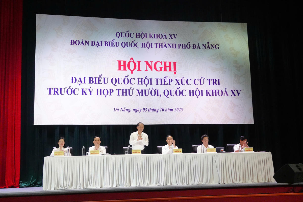 Đoàn Đại biểu Quốc hội TP Đà Nẵng tiếp xúc cử tri. Ảnh: Nguyễn Tú.