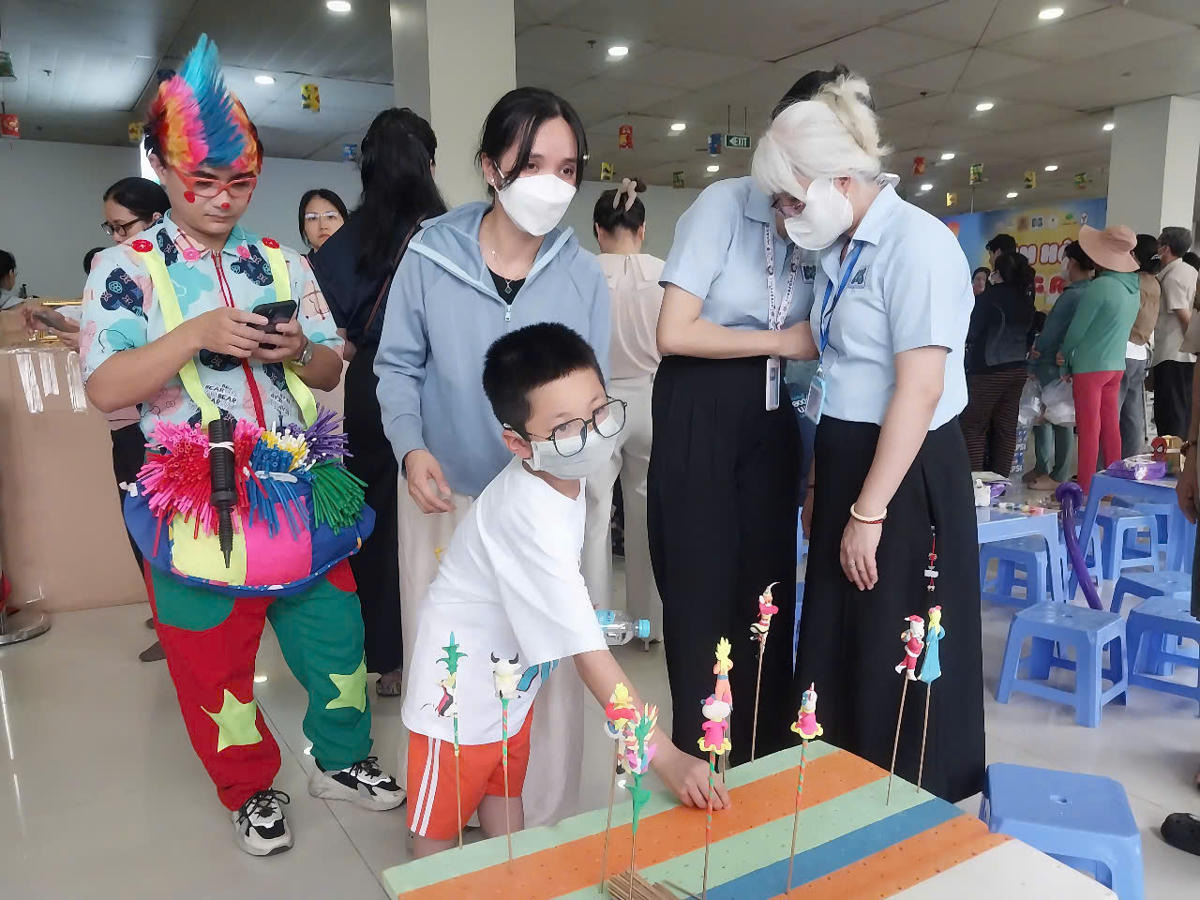 Bệnh nhi được nhận nhiều quà, trong đó có cả món đồ chơi dân gian tò he. Ảnh: S.X