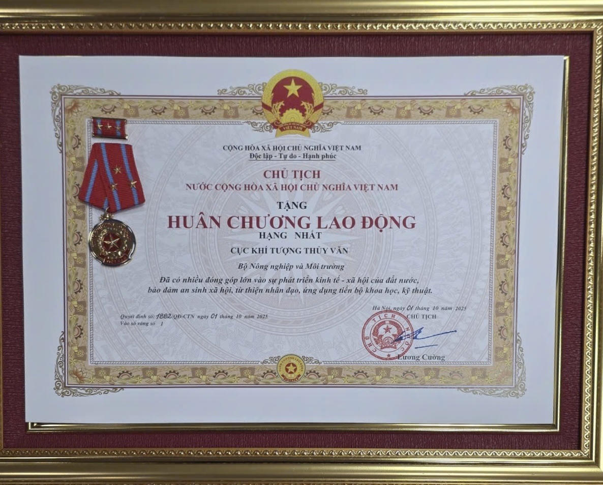 Cục Khí tượng thủy văn được tặng thưởng Huân chương Lao động hạng Nhất. Ảnh: Hoài Linh