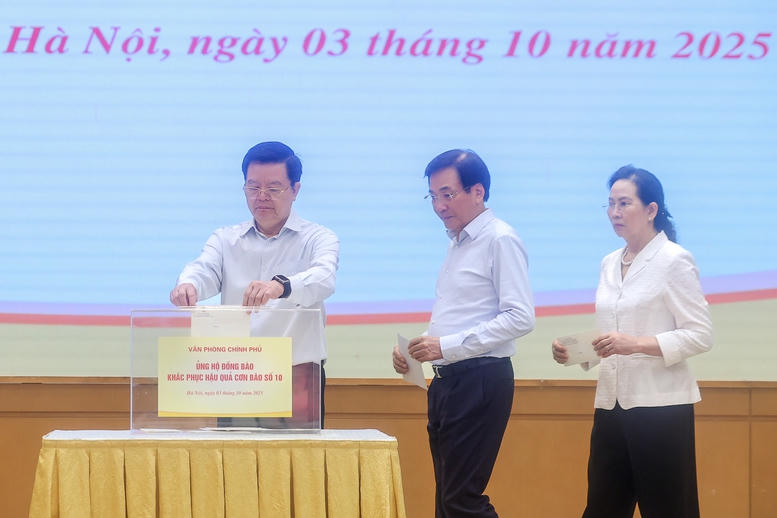 Phó Thủ tướng Mai Văn Chính, Bộ trưởng, Chủ nhiệm VPCP Trần Văn Sơn, Phó Bí thư Đảng ủy Chính phủ Lê Thị Thủy tham gia quyên góp, ủng hộ đồng bào bị thiệt hại do cơn bão số 10 gây ra. Ảnh: VGP/Nhật Bắc.
