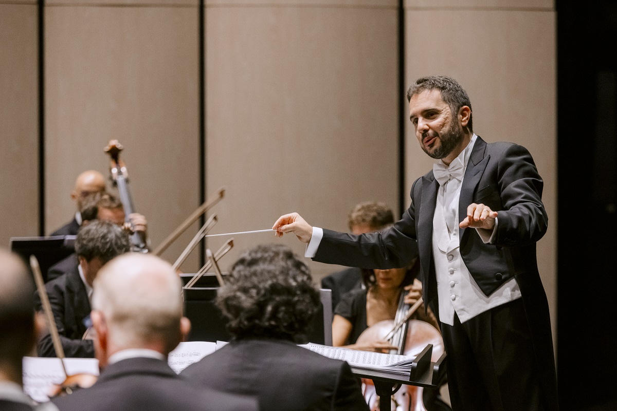 Dưới sự chỉ huy của nhạc trưởng Alberto Maniaci, Dàn nhạc Nhà hát Teatro Massimo đã phô diễn trọn vẹn sức mạnh và vẻ đẹp của âm nhạc Ý: vừa chuẩn mực, tinh tế vừa cháy bỏng và giàu cảm xúc. Alberto Maniaci nổi tiếng với khả năng chỉ huy xuất sắc và đam mê sâu sắc với âm nhạc cổ điển, từng nhiều lần hợp tác với các dàn nhạc nổi tiếng thế giới.