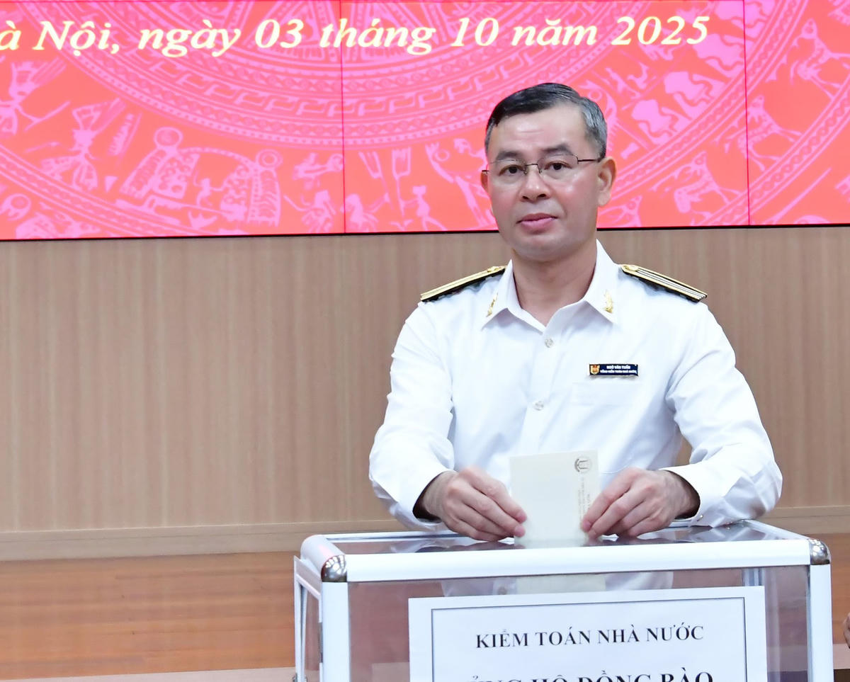 Tổng Kiểm toán Nhà nước Ngô Văn Tuấn ủng hộ đồng bào bị thiệt hại bởi cơn bão số 10. Ảnh: M. Thúy