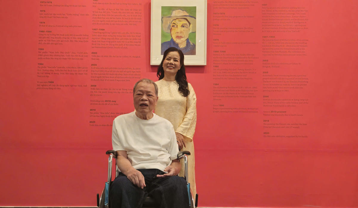 Họa sĩ Đỗ Sơn tại triển lãm tranh lần thứ 5 ở tuổi 82. Ảnh: Văn Thanh