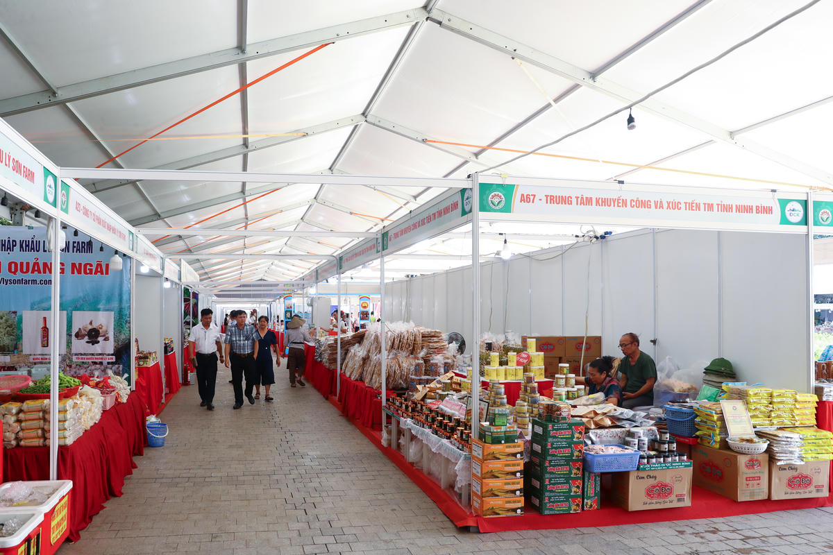 Các gian hàng tham gia Hội chợ triển lãm. Ảnh: Hoàng Dương