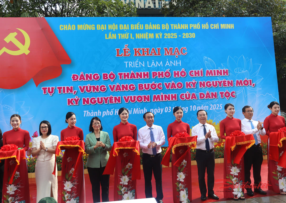 Lễ cắt băng khai mạc triển lãm. Ảnh: Hồng Phúc.