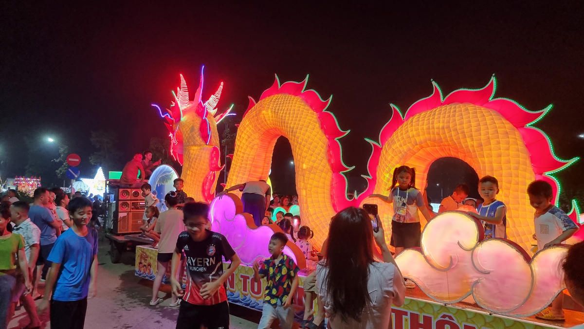 Người đến tham gia không chỉ là dân trên địa bàn tỉnh Thái Nguyên, mà còn nhiều du khách thập phương và cả du khách người nước. Ảnh: TN.