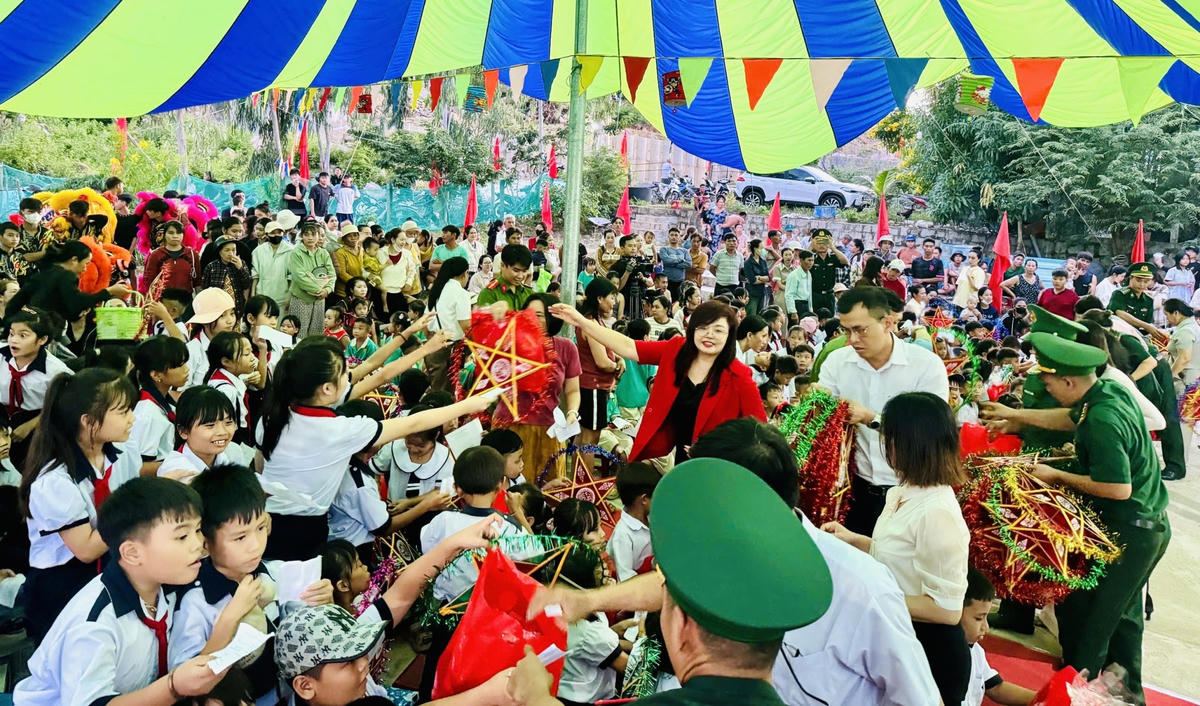 Chương trình "Biên cương - Đêm hội Trăng rằm" đã diễn ra trong bầu không khí vui tươi, ấm áp. Ảnh: TN.