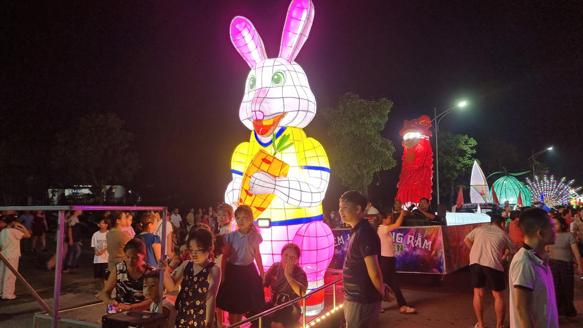 Lễ hội trăng rằm Thái Nguyên không chỉ mang đến niềm vui cho thiếu nhi mà còn thắp sáng tinh thần đoàn kết, gieo hy vọng về một cuộc sống bình yên, tươi đẹp sau thiên tai. Ảnh: TN.