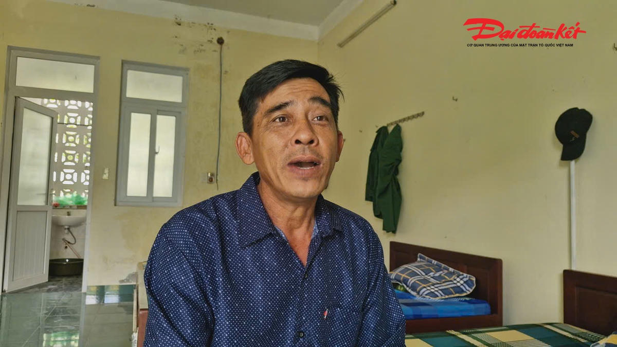 Ông Lăng Phước Hải kể lại toàn bộ quá trình 2 chiếc tàu gặp
nạn ở biển Cửa Việt vào sáng 28/9. Ảnh: Đỗ Văn.