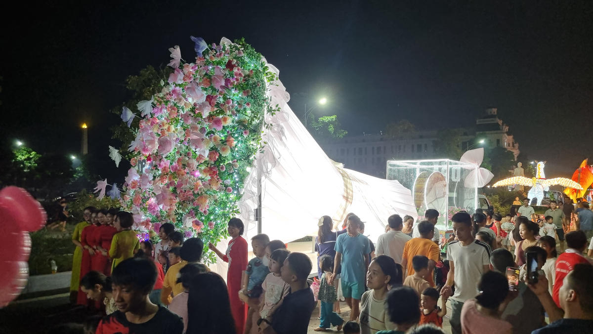 Mô hình đèn lồng hình bó hoa hồng khổng lồ được làm rất cầu kỳ. Ảnh: Toán Nguyễn.