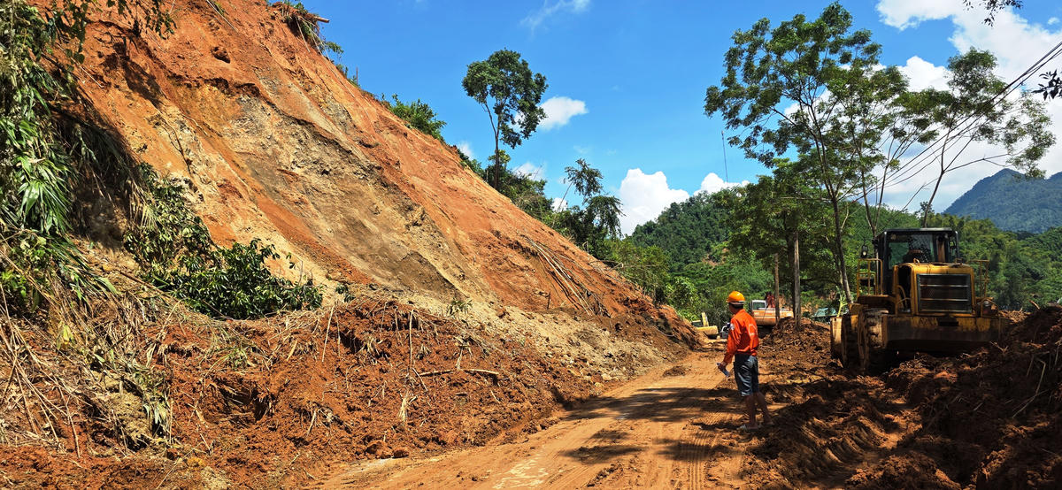 Ngành giao thông cùng với chính quyền các cấp tại Thanh Hóa đang khẩn trương huy động nhân công, máy móc để khắc phục hậu quả do bão số 10 gây ra. Ảnh: Nguyễn Chung.