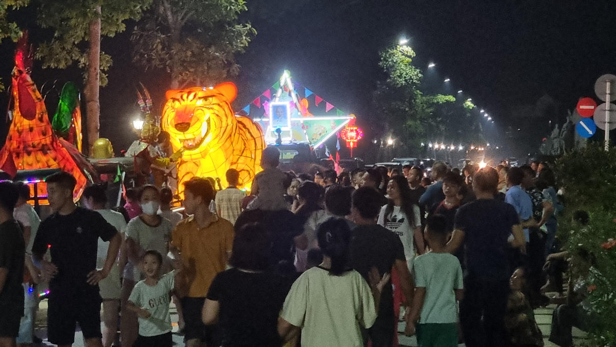 Ước tính của Ban tổ chức có trên 30.000 người đã đến tham quan, vui chơi tại Lễ hội rước đèn Trung thu được tổ chức tại phường Linh Sơn. Ảnh: Toán Nguyễn.