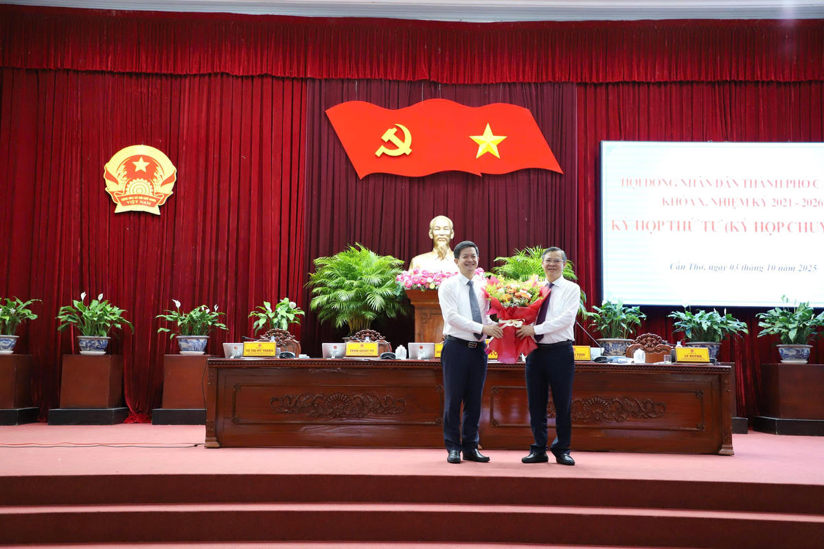 Bí thư Thành ủy Cần Thơ Lê Quang Tùng tặng hoa chúc mừng tân Chủ tịch UBND TP Cần Thơ Trương Cảnh Tuyên. Ảnh Trung Kiên. 