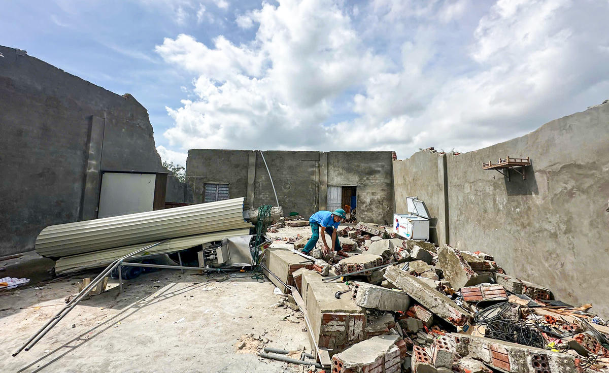 Anh Nam tranh thủ vừa chăm con ở viện vừa về nhà dọn dẹp lại đống hoang tàn. Ảnh: Cẩm Kỳ