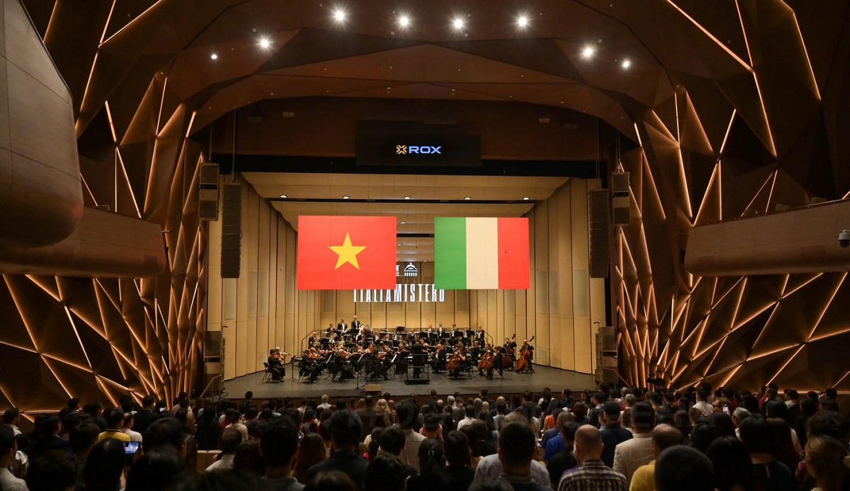 Trong buổi hòa nhạc, Quốc thiều của Việt Nam được vang lên trang trọng và hùng tráng qua phần trình diễn của dàn nhạc nhà hát Teatro Massimo. Phần trình diễn này thay cho lời chào trân trọng kết nối tình hữu nghị Việt - Ý bằng âm nhạc không biên giới.