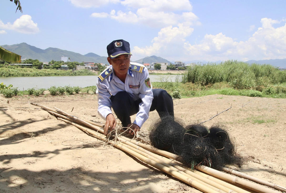 Các lực lương chức năng đang thu lưới vây bẫy chim yến. (ảnh Thùy Trang)