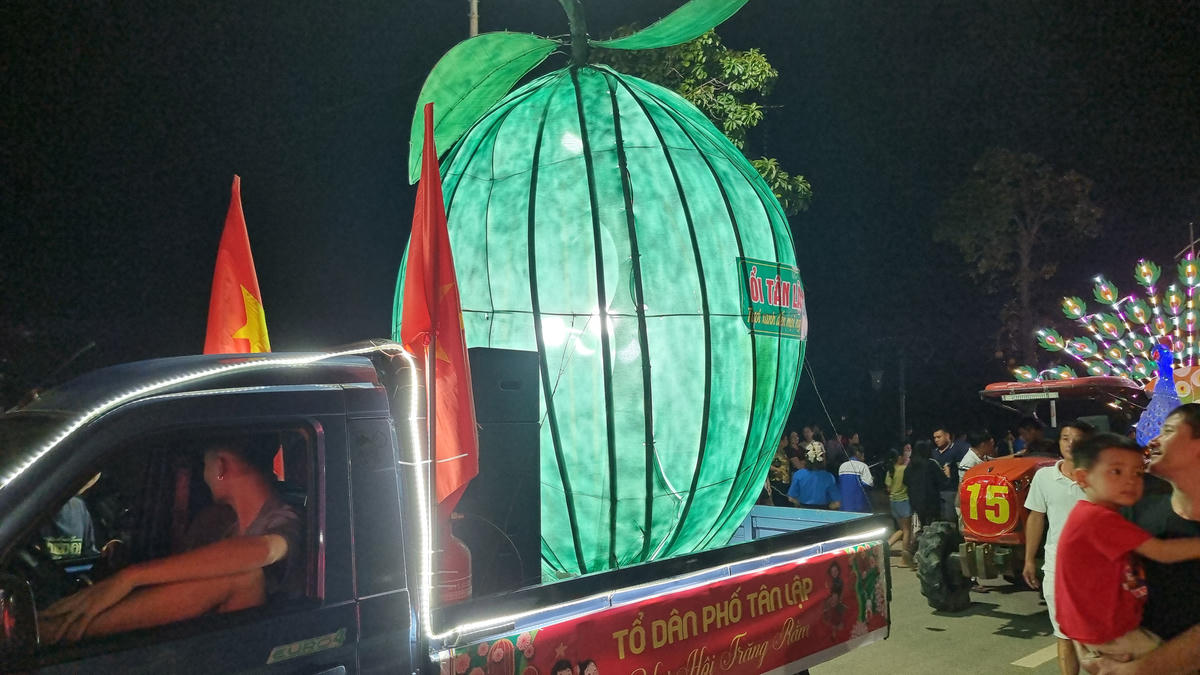 Đèn lồng hình trái ổi, một sản phẩm nông sản đặc sản của phường Linh Sơn. Ảnh: TN.