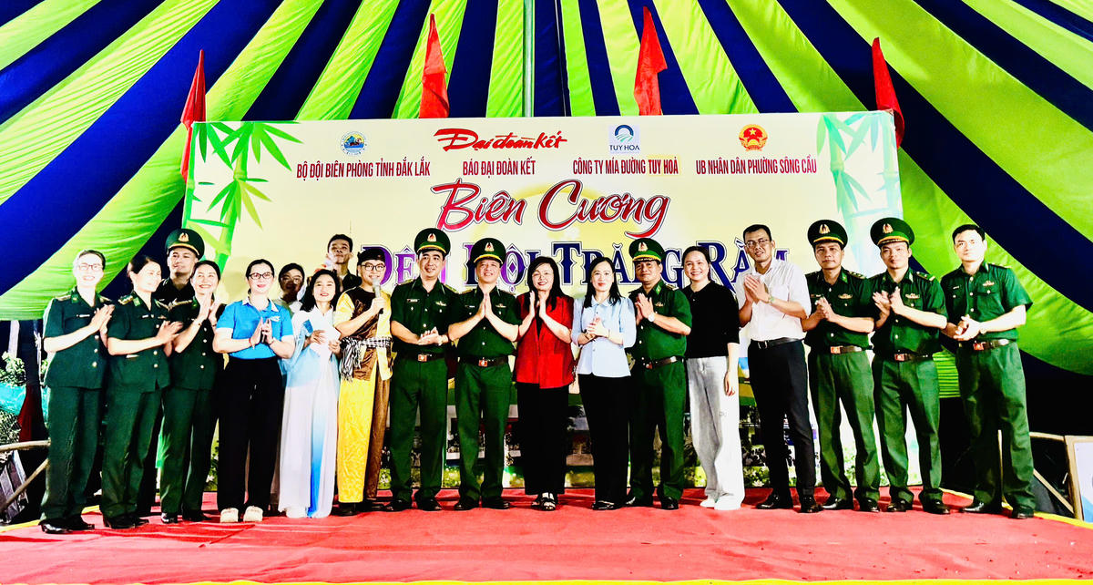 Các đại biểu chụp hình lưu niệm. Ảnh: TN.