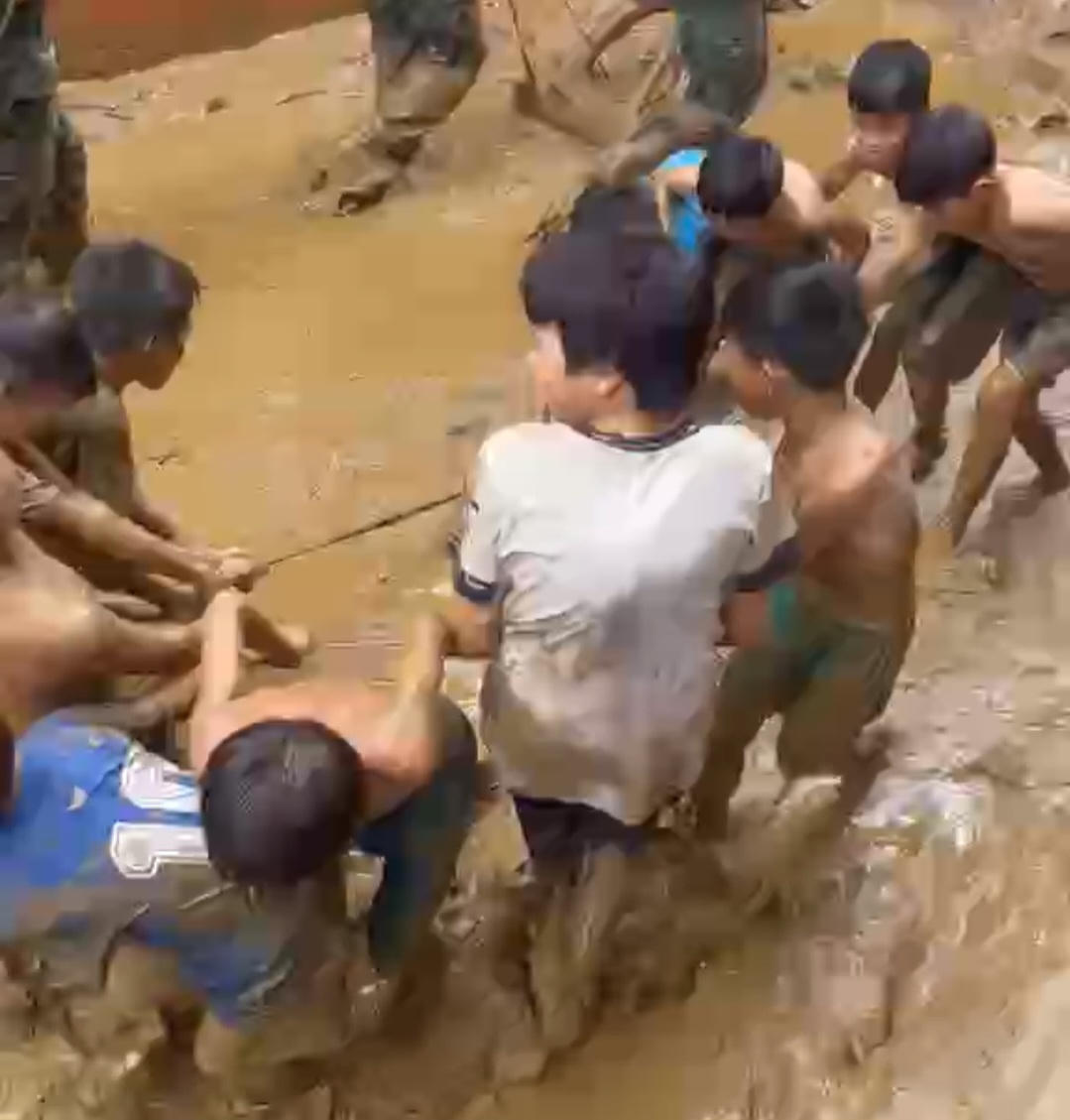 Theo các em, được tham gia dọn dẹp trường thấy rất vui. Ảnh: Ngô Hùng.