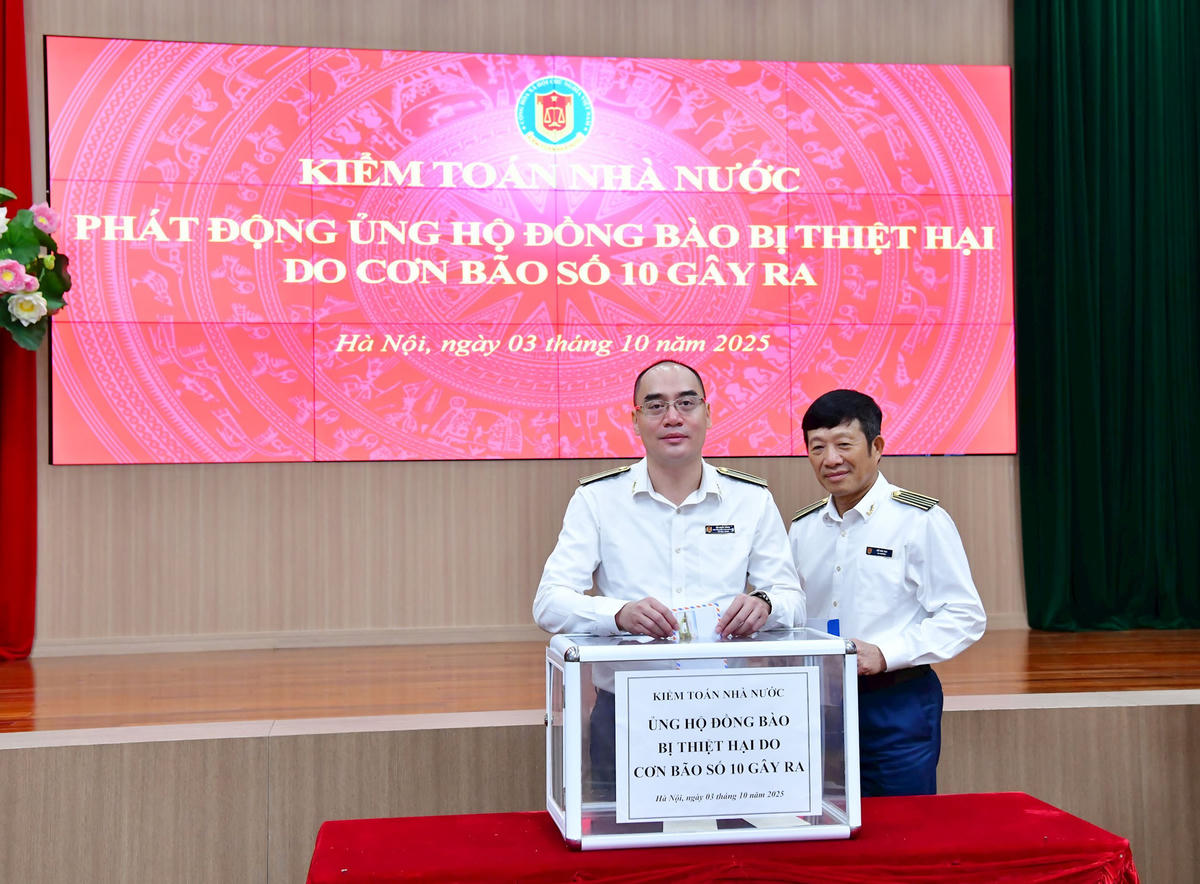 Phó Tổng Kiểm toán Nhà nước Bùi Quốc Dũng và Vụ trưởng Vụ Tổ chức cán bộ Đỗ Văn Tạo ủng hộ đồng bào bị thiệt hại bởi thiên tai. Ảnh: M. Thúy