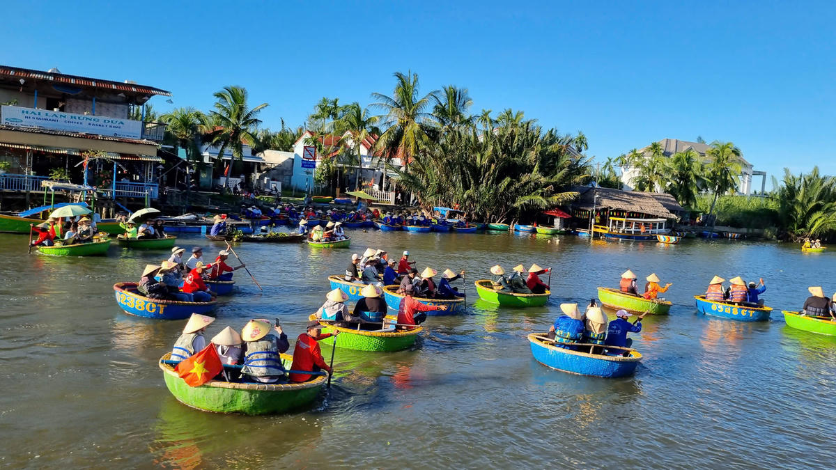 Du khách trải nghiệm đi thuyền thúng tại rừng dừa nước Cẩm Thanh. Ảnh: CV.