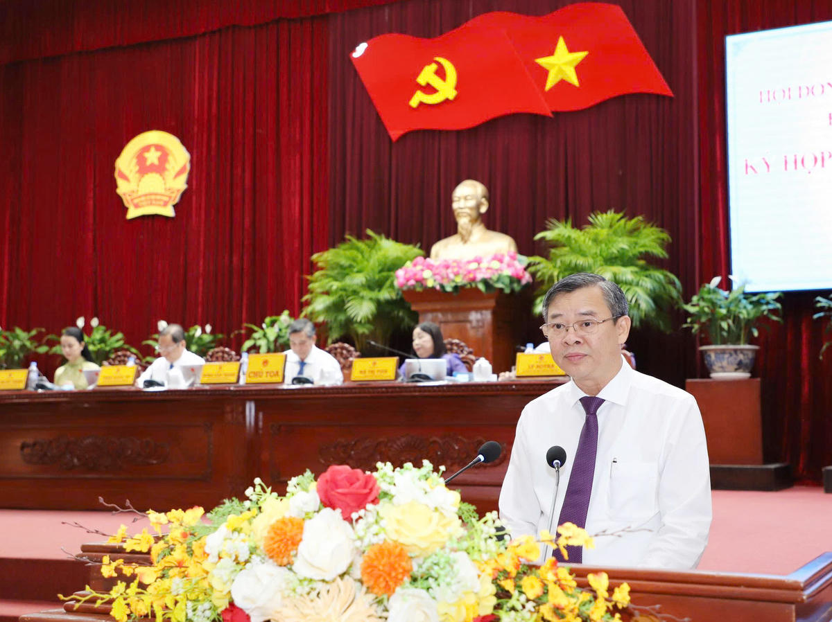 Ông Trương Cảnh Tuyên, tân Chủ tịch UBND TP Cần Thơ phát biểu nhận nhiệm vụ. Ảnh Trung Kiên. 