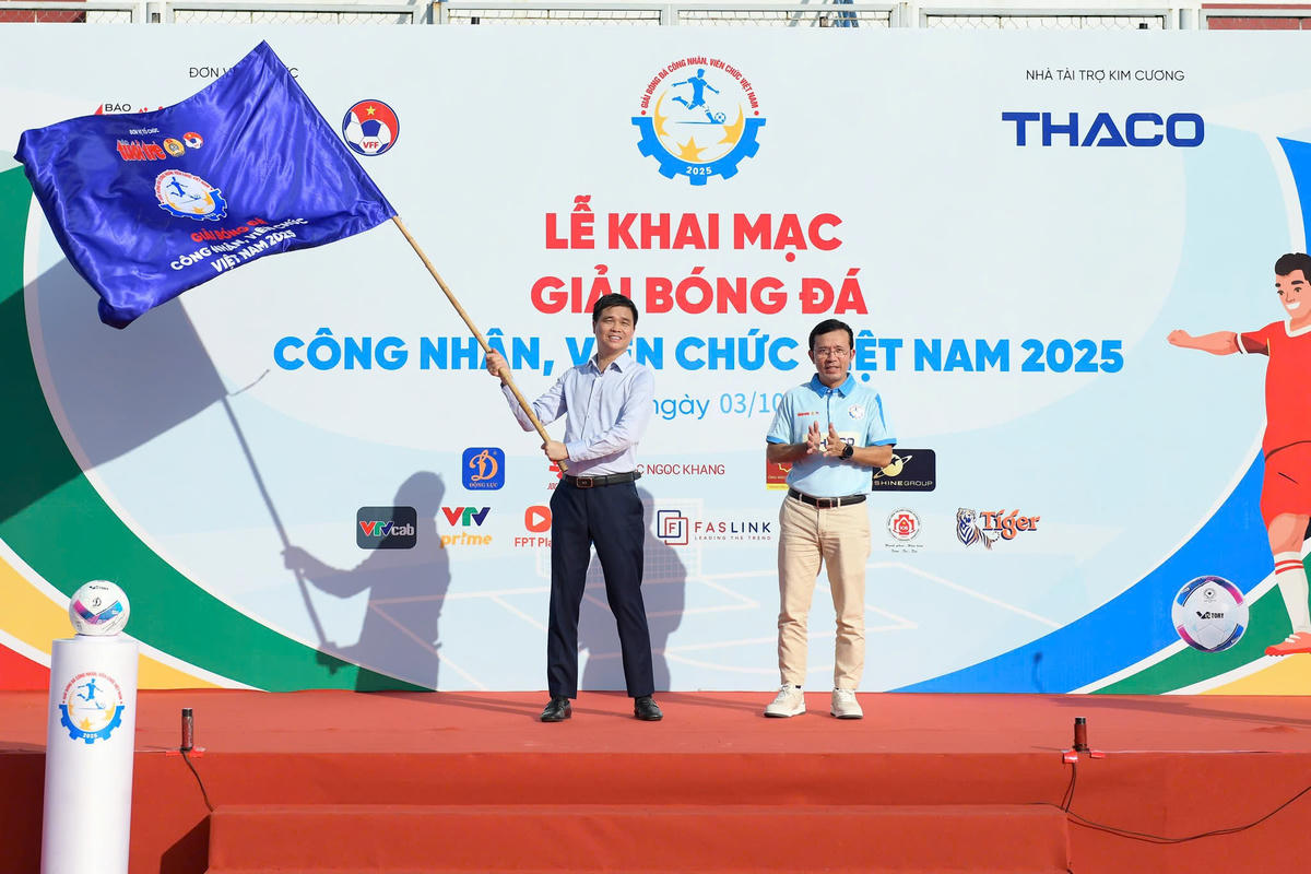 Ông Ngọ Duy Hiểu (trái),  Phó Chủ tịch Tổng Liên đoàn Lao động Việt Nam, Trưởng Ban Chỉ đạo giải, phất cờ khai mạc giải. Ảnh: N. T