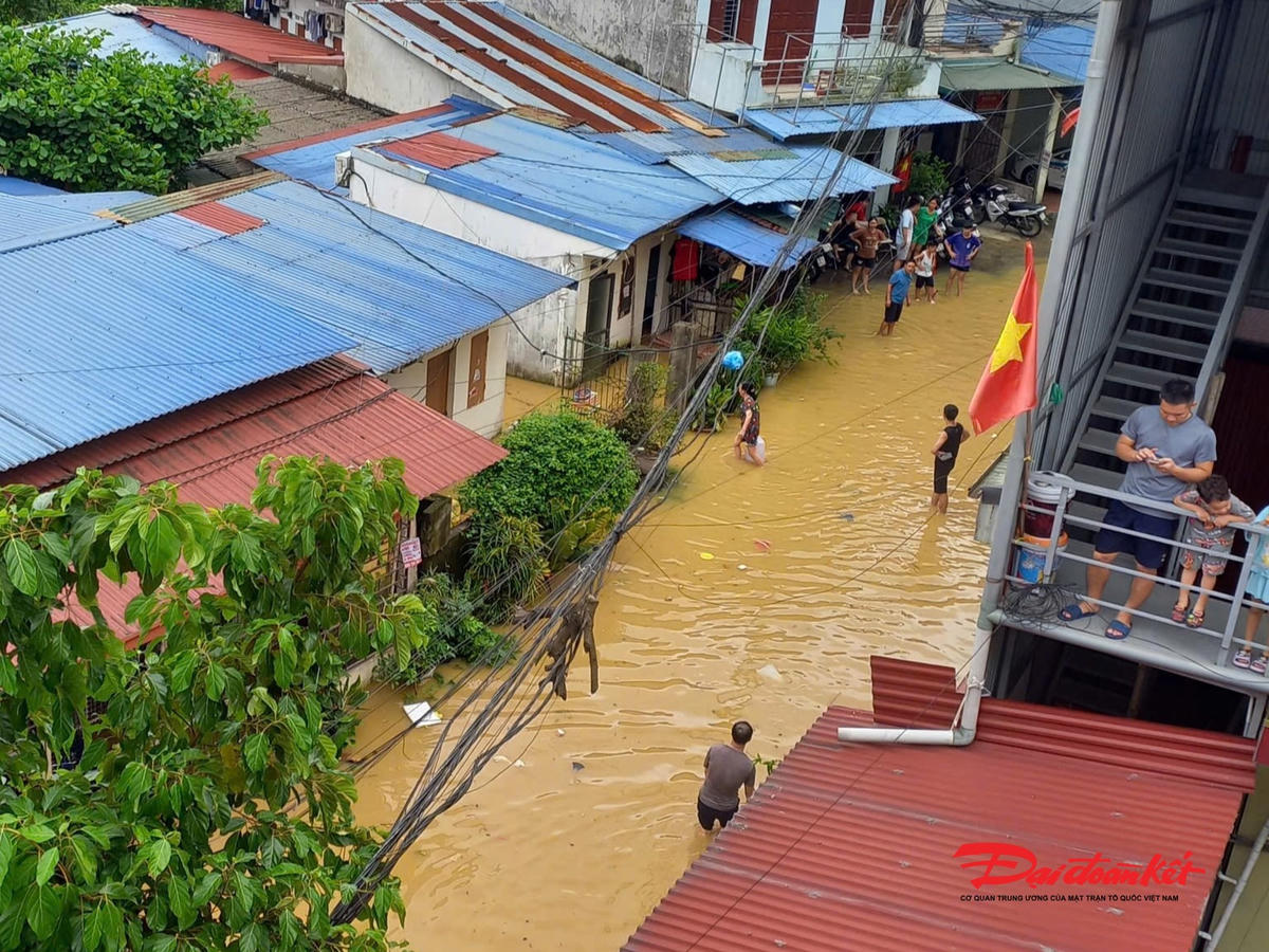 Người dân xóm trọ di tản khỏi nhà và các phòng trọ vào chiều ngày 30/9. Ảnh: Toán Nguyễn. 