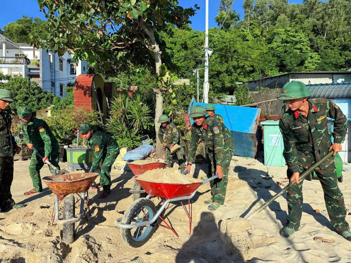  Bộ đội giúp dân trên đảo Cù Lao Chàm khắc phục hậu quả bão số 10. Ảnh CTV.