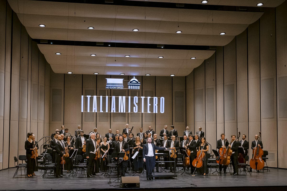 Đây là lần đầu tiên một nhà hát Ý hiện diện tại Việt Nam, thông qua biên bản ghi nhớ hợp tác giữa Teatro Massimo Palermo và Nhà hát Hồ Gươm. Điều này giúp khán giả Việt Nam có cơ hội tiếp cận gần gũi hơn với kho tàng di sản đồ sộ của nghệ thuật opera và giao hưởng Ý.