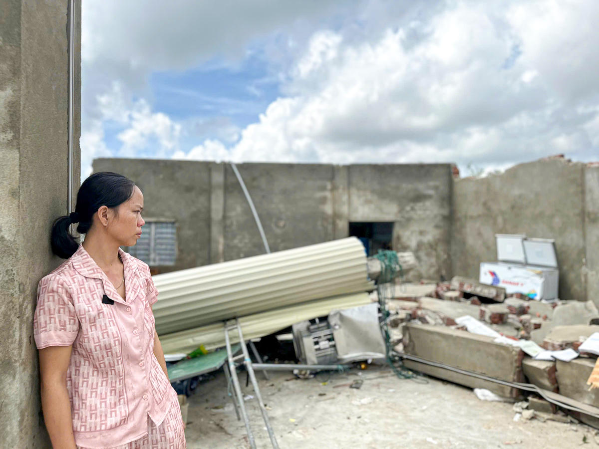 Chị Trịnh Thị Tâm xót xa khi thấy toàn bộ tài sản vợ chồng tích góp bao năm đã bị bão đánh sập. Ảnh: Cẩm Kỳ