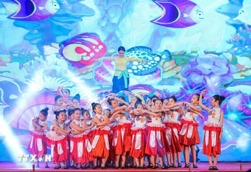 Tiết mục văn nghệ biểu diễn tại chương trình "Lễ hội Trung thu năm 2025" tại Hà Nội. (Ảnh: Hoàng Hiếu/TTXVN).