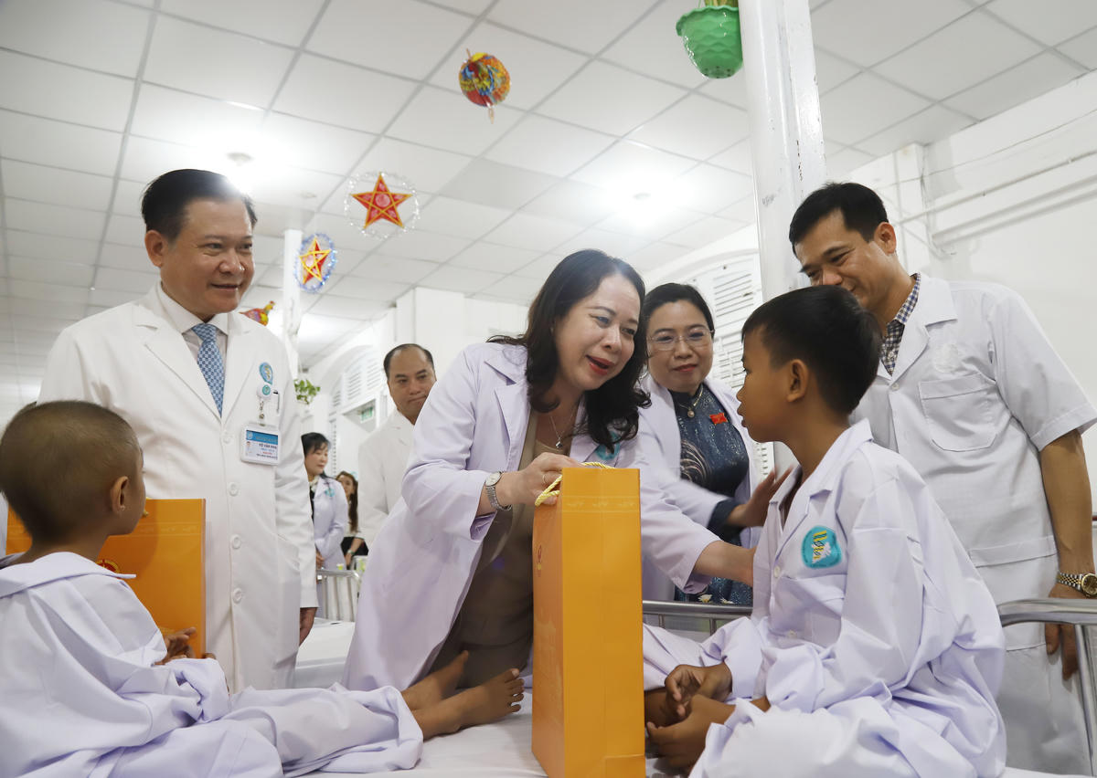 Phó Chủ tịch nước Võ Thị Ánh Xuân đã thăm hỏi, động viên và tặng quà Trung thu cho các bé. Ảnh Trung Kiên. 