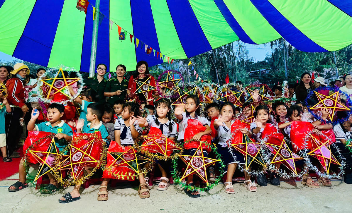 Niềm vui của các em thơ trong "Đêm hội Trăng rằm". Ảnh: TN.