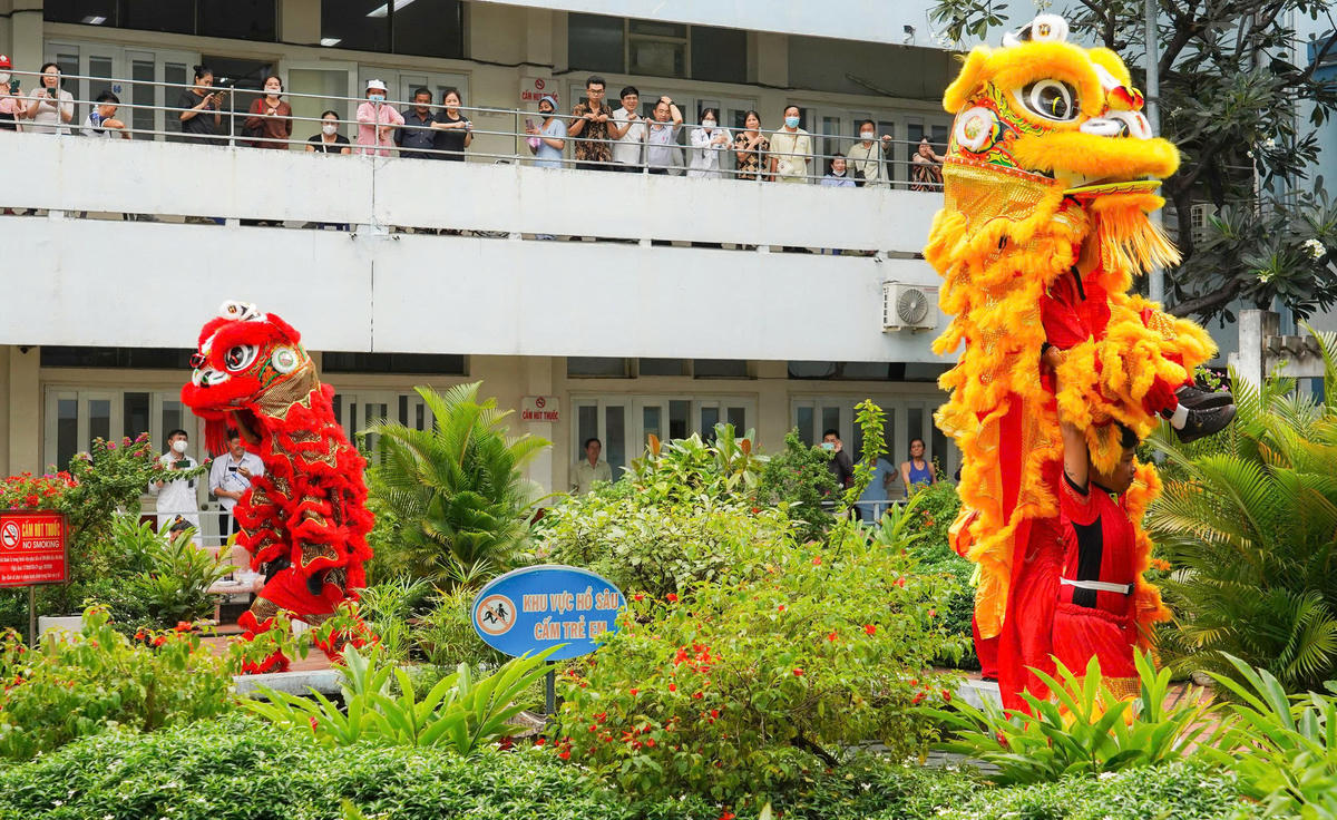 Không khí Bệnh viện Nhân dân Gia Định nhộn nhịp khi có lân sư rồng múa phục vụ bệnh nhi vui Trung thu. Ảnh: M.T