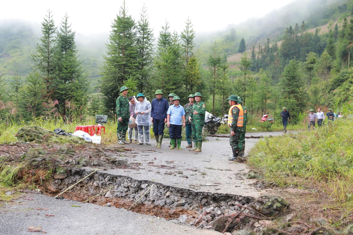 Bí thư Tỉnh ủy Tuyên Quang Hầu A
Lềnh kiểm tra các địa điểm có nguy cơ sạt lở cao ở thôn Má Lầu A, xã Lũng Cú. Ảnh:
MTTQ Tuyên Quang.