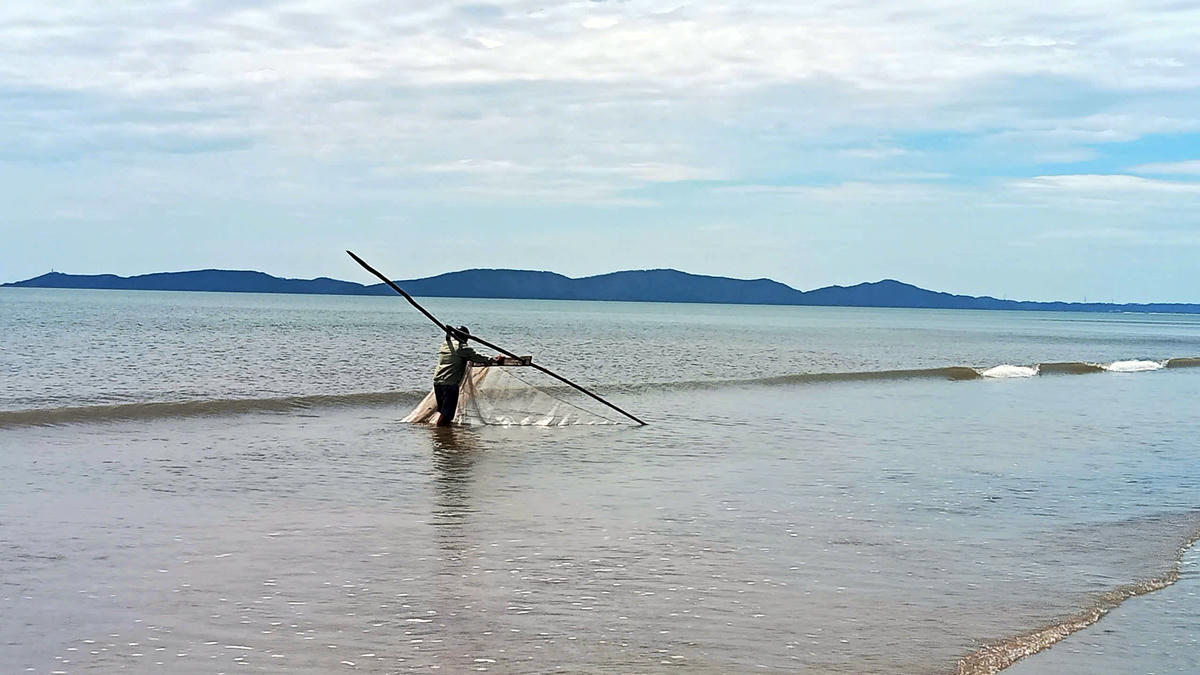 Nghề xúc tép thuận lợi nhất vào những hôm biển lặng. Ảnh: Nguyễn Quý.