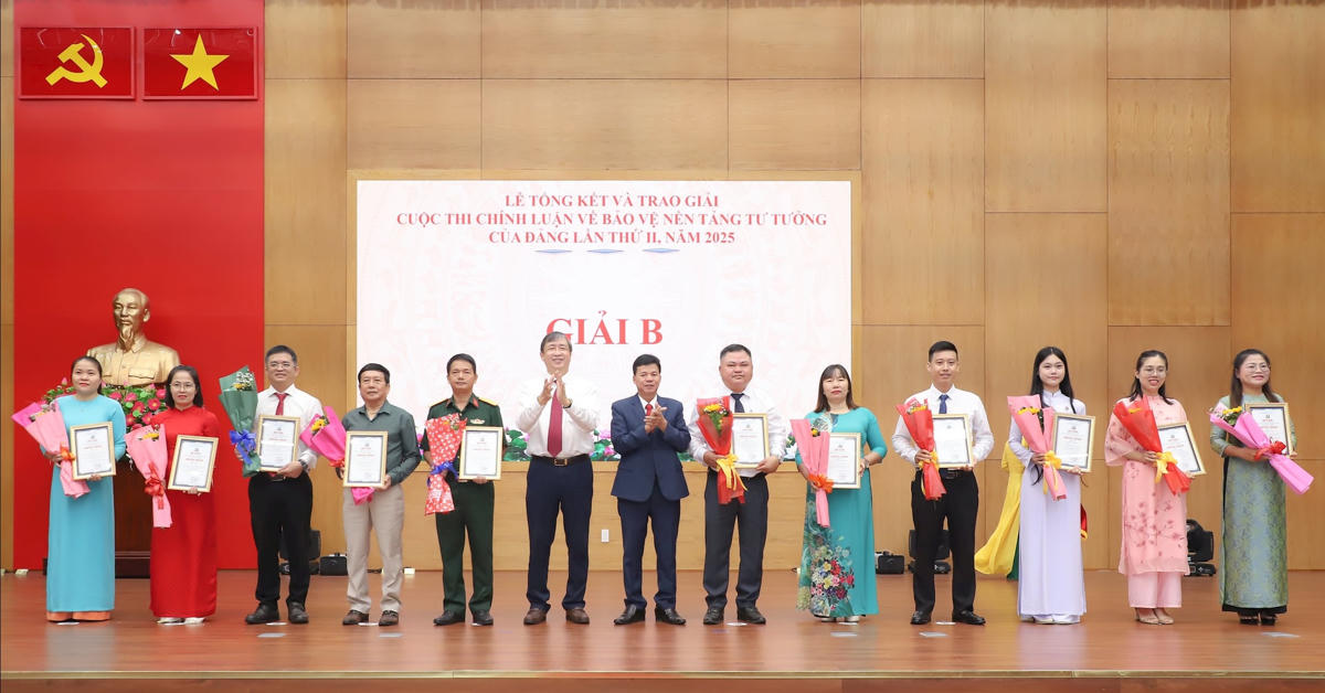 Ban Tổ chức trao Giải B cho các tác giả, nhóm tác giả. Ảnh: Nguyễn Tú.