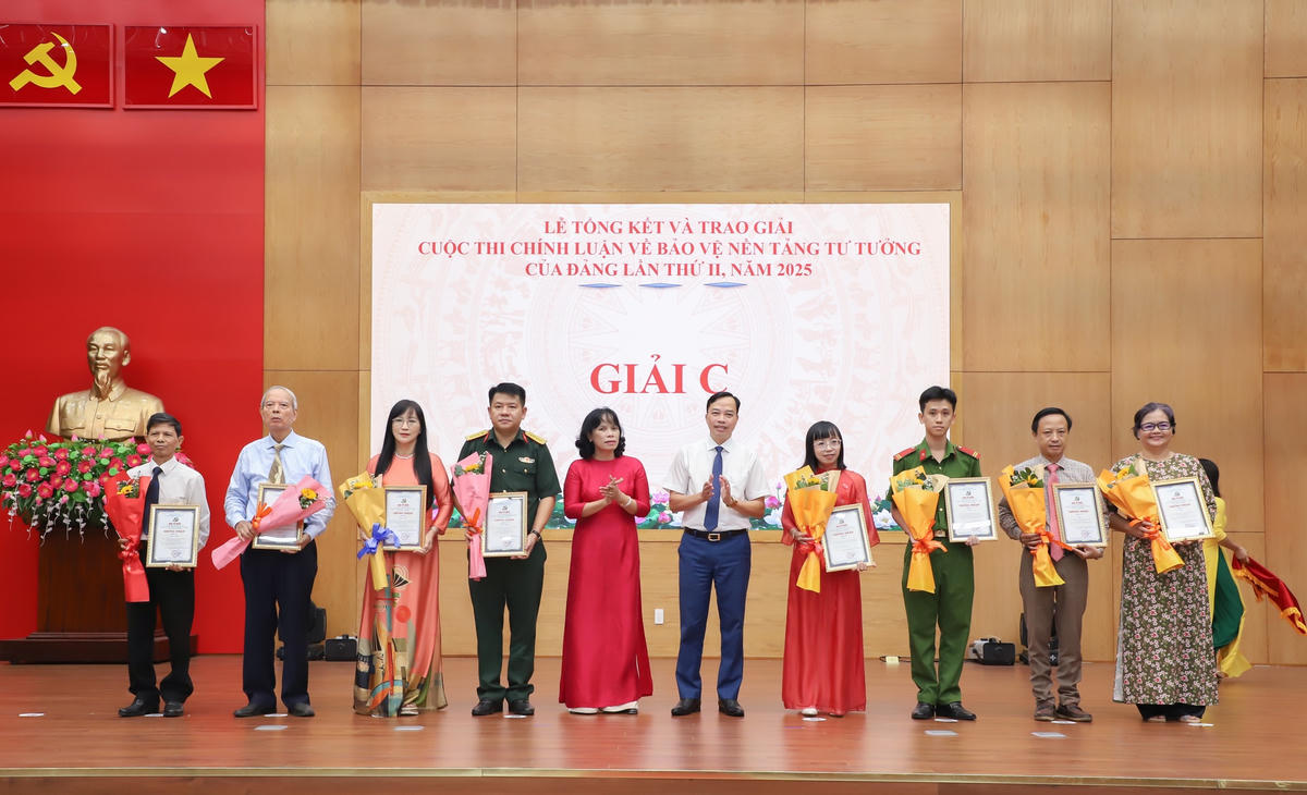 Trao giải C cho các tác giả, nhóm tác giả. Ảnh: Nguyễn Tú.