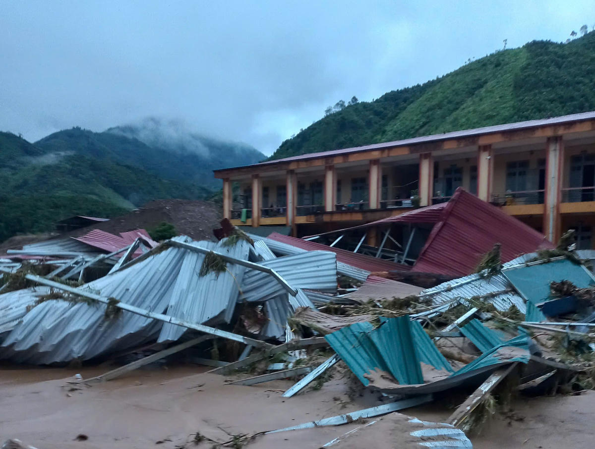 Theo ông Lê Mã Lượng, Hiệu trưởng Trường Phổ thông dân tộc bán trú THCS Mỏ Vàng (Lào Cai), mưa lũ tràn về khiến trường bị thiệt hại với tổng số tiền khoảng 3 tỷ đồng. Ảnh: Ngô Hùng.