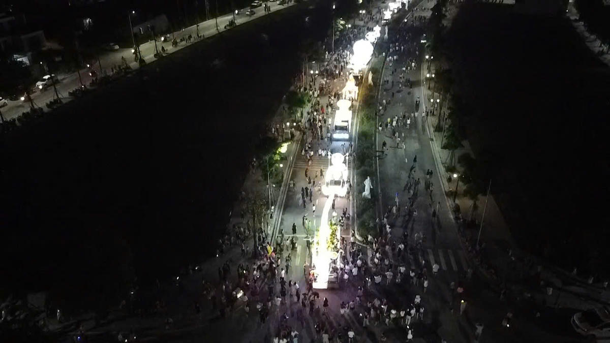 Đoạn đường chính dành cho các xe rước đèn dài hơn 1 km tại trục chính và phố đi bộ Danko. Ảnh: Toán Nguyễn.