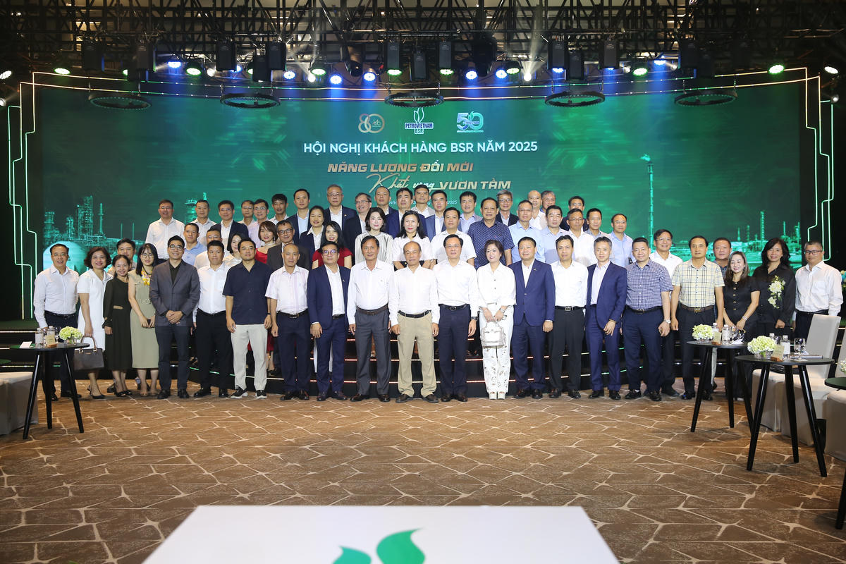 Đại biểu chụp ảnh lưu niệm tại Hội nghị Khách hàng BSR năm 2025