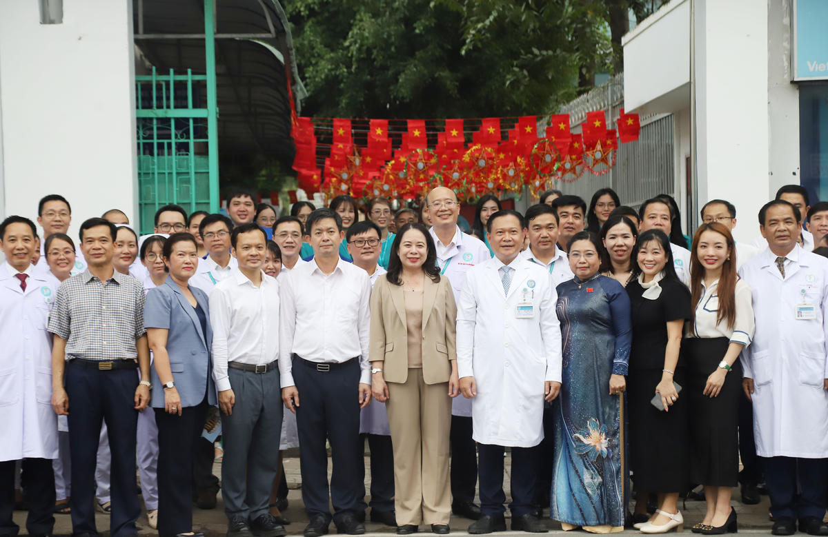 Phó Chủ tịch nước Võ Thị Ánh Xuân chụp ảnh lưu niệm cùng lãnh đạo Bệnh viện Ung bướu Cần Thơ. Ảnh Trung Kiên. 