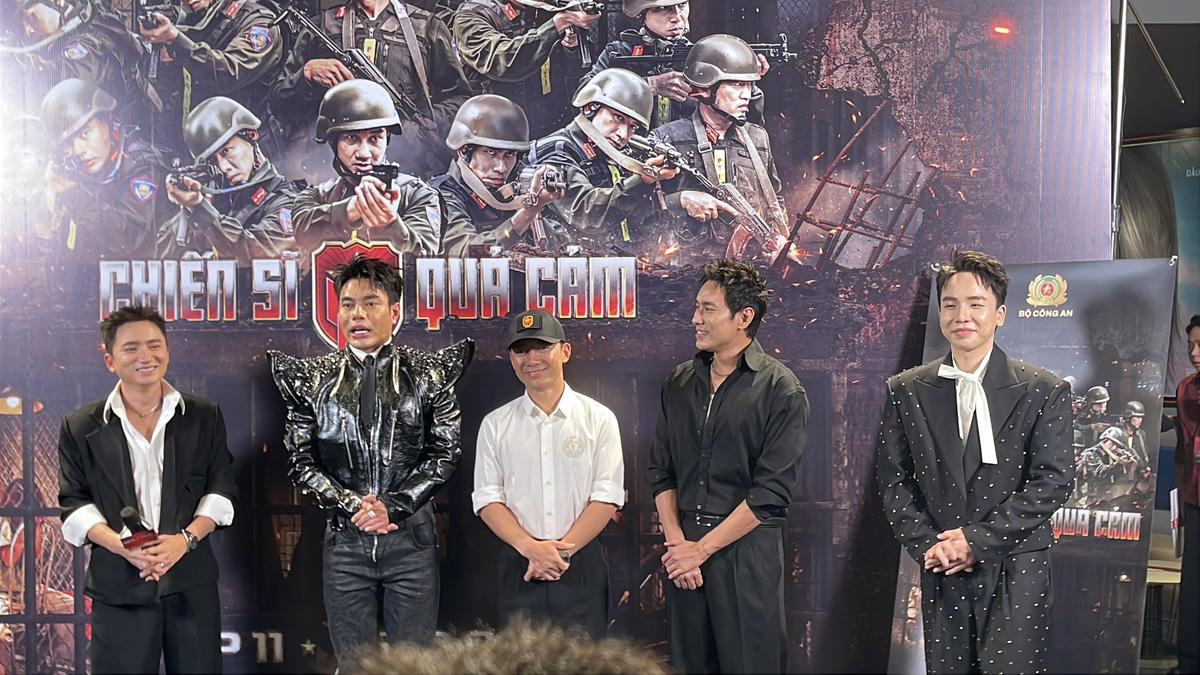 Các nghệ sĩ tham gia chương trình "Chiến sĩ quả cảm" giao lưu cùng khán giả tại TP Hồ Chí Minh. Ảnh: Đ.X.